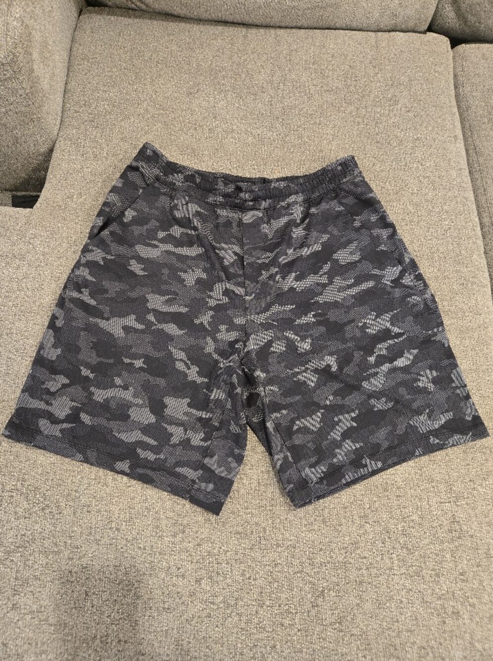 lululemon athletica Men's Gray Camouflage Athletic Shorts Excellente‎ Conditions